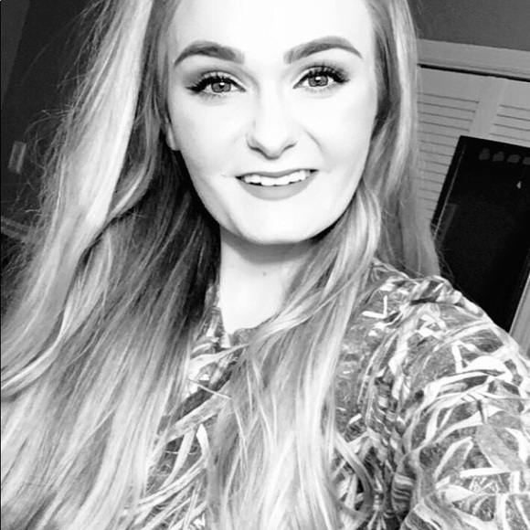 Meet your Posher, Amanda - Picture 1 of 1